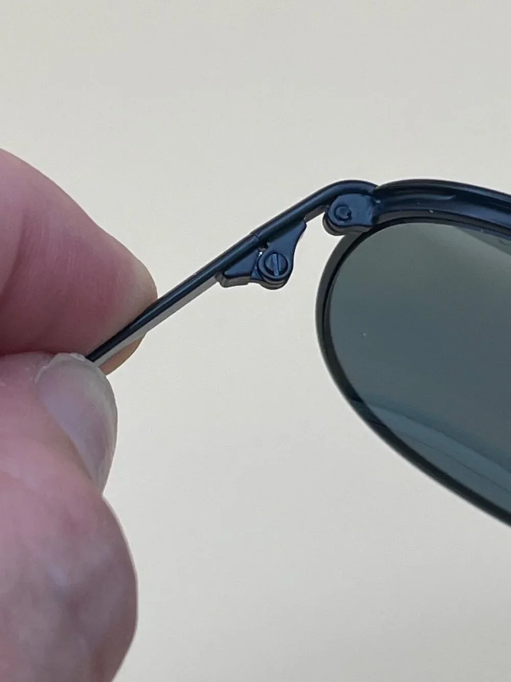 Armani Exchange pads ensuring frame